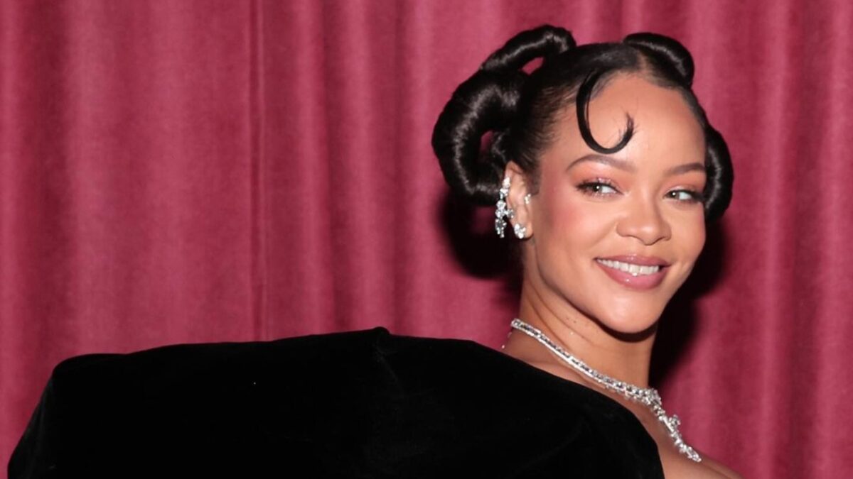 Rihanna ai Golden Globe in abito Schiaparelli e Diamanti Cartier ammutolisce tutti!