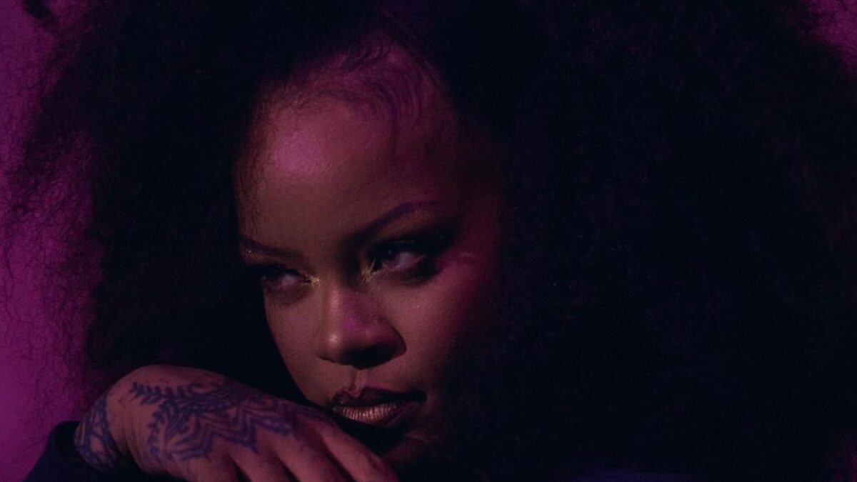 Rihanna, pelliccia e gioielli Deluxe per il promo del Super Bowl 2023