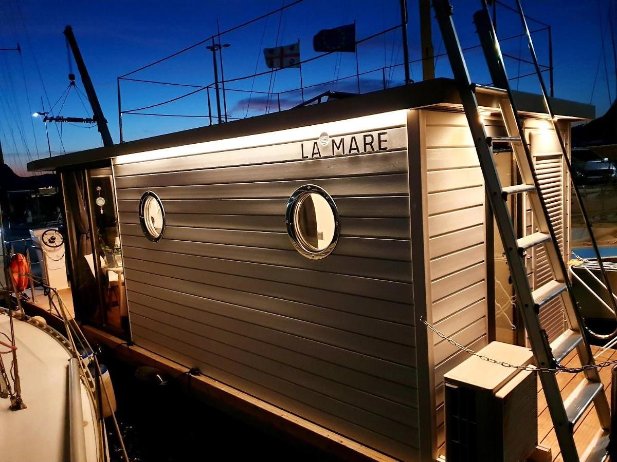 Galleria foto 'Case sull’acqua, l’ultima frontiera del lusso: i 5 Resort galleggianti più belli d’Italia' - foto 2