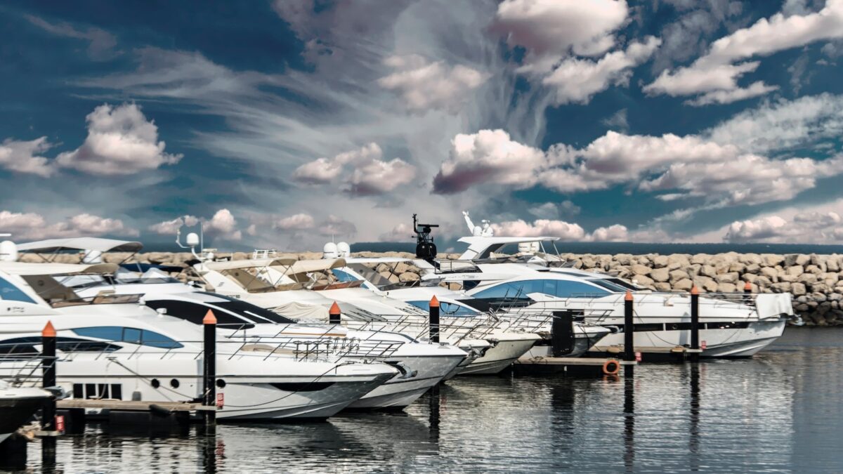 Galleria foto 'Barche a Motore VS Barche a Vela: Pro e contro sull’onda della Sfida!' - foto 2