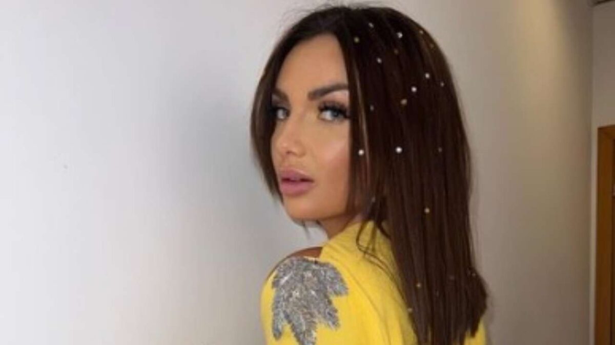 Elettra Lamborghini stupisce con il mini dress “da Puffo”: il costo è da capogiro!