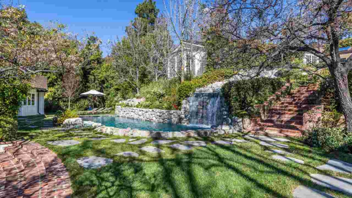 Jim Carrey, in vendita la Mega villa di Los Angeles: tra i benefit cascata, cinema e zona yoga