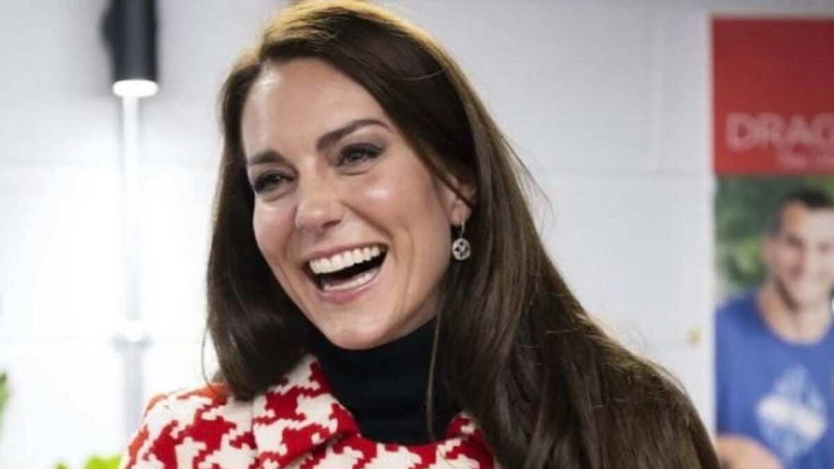 Kate Middleton, il cappotto è un omaggio a Lady D. Il Valore è inestimabile!