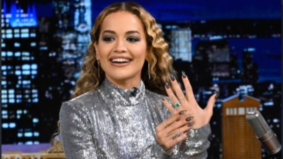 Rita Ora sfoggia il Lussuosissimo anello di fidanzamento con smeraldi: il costo è da capogiro!