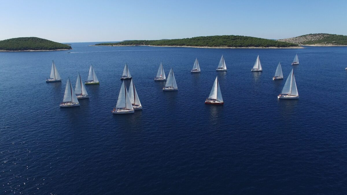 Galleria foto 'Barche a Motore VS Barche a Vela: Pro e contro sull’onda della Sfida!' - foto 1