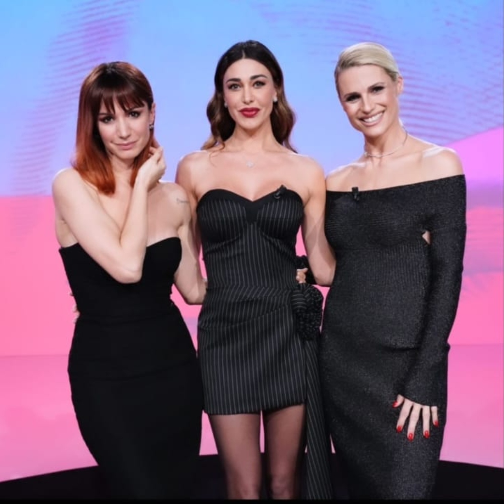 Galleria foto 'Belen Rodriguez non bada a spese, il minidress gessato è costosissimo!' - foto 2