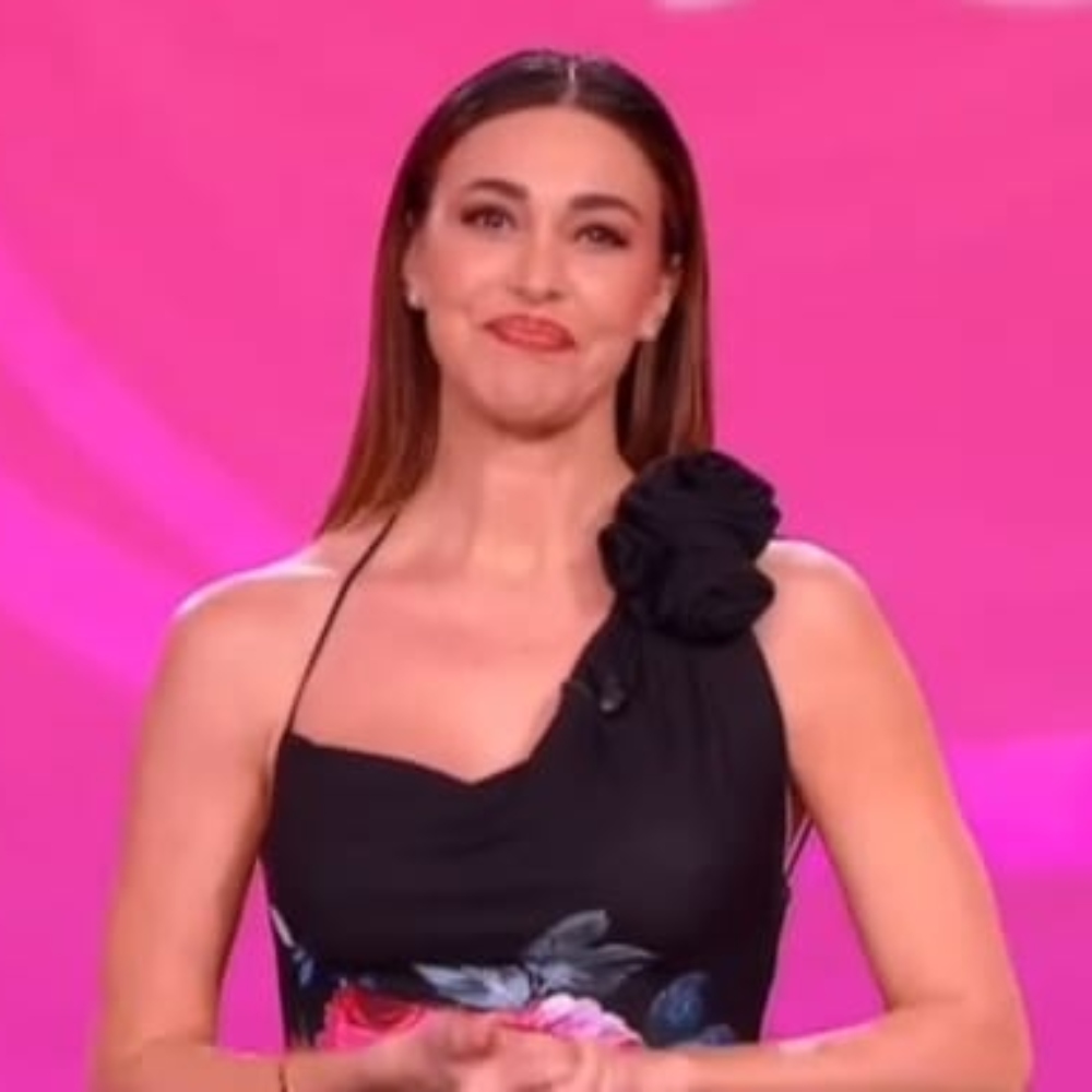 Galleria foto 'Belen Rodriguez conduce Le Iene con un outfit floreale che costa un occhio della testa!' - foto 2