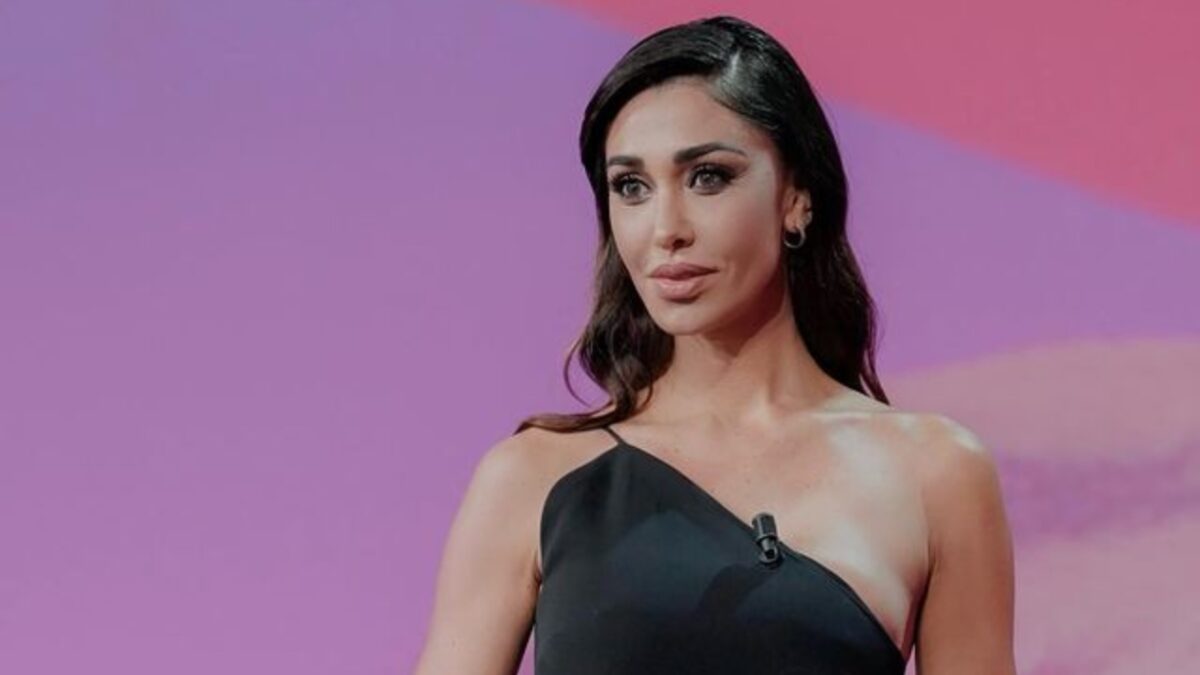 Belen Rodriguez conduce Le Iene con un outfit floreale che costa un occhio della testa!
