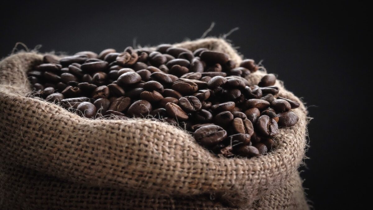 Caffè per la pelle: 7 prodotti a base di caffeina per un viso e un corpo perfetto
