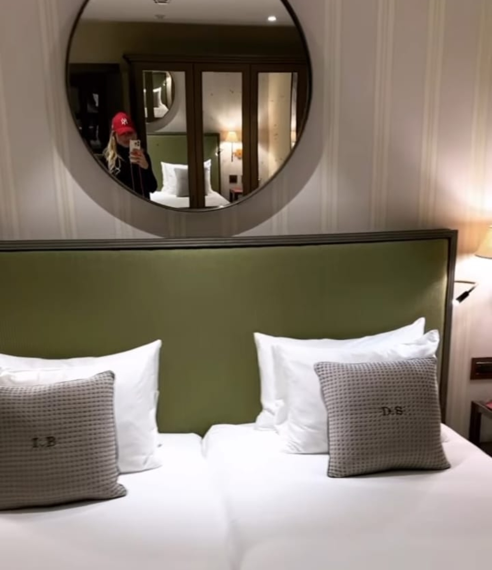 Galleria foto 'Ilary Blasi in vacanza a Firenze: il costo dell’Hotel è da capogiro!' - foto 1