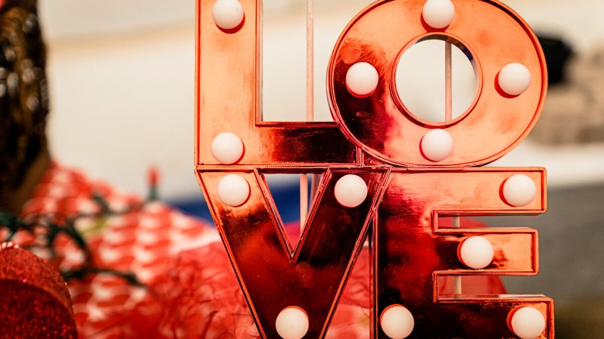 Come decorare la Tavola di San Valentino: 7 idee da copiare per una romantica Cena con il Partner