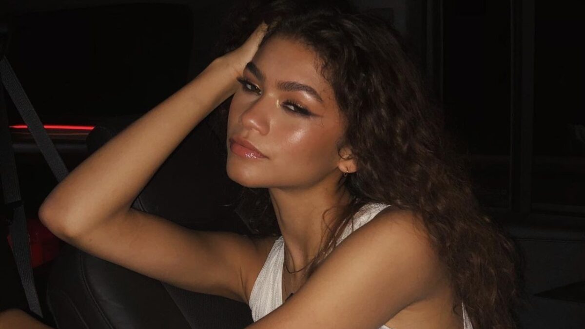 Zendaya illumina i Sag Awards con l’abito di rose e i preziosi diamanti di Bulgari