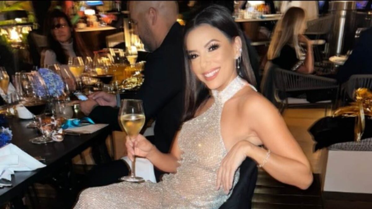 Eva Longoria, splende agli Oscar 2023: l’abito Deluxe con Maxi scollatura è tempestato di cristalli!