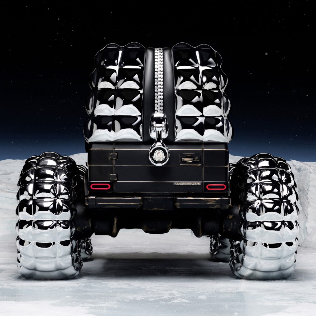 Galleria foto 'Mercedes Benz e Moncler puntano alla Luna con un Fuoristrada spaziale!' - foto 1