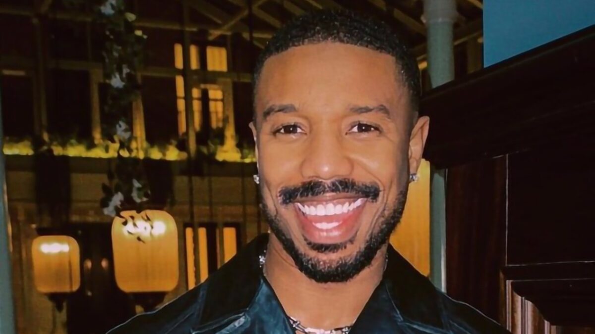 Michael B. Jordan entra nella Walk of Fame con un completo pazzesco firmato Versace