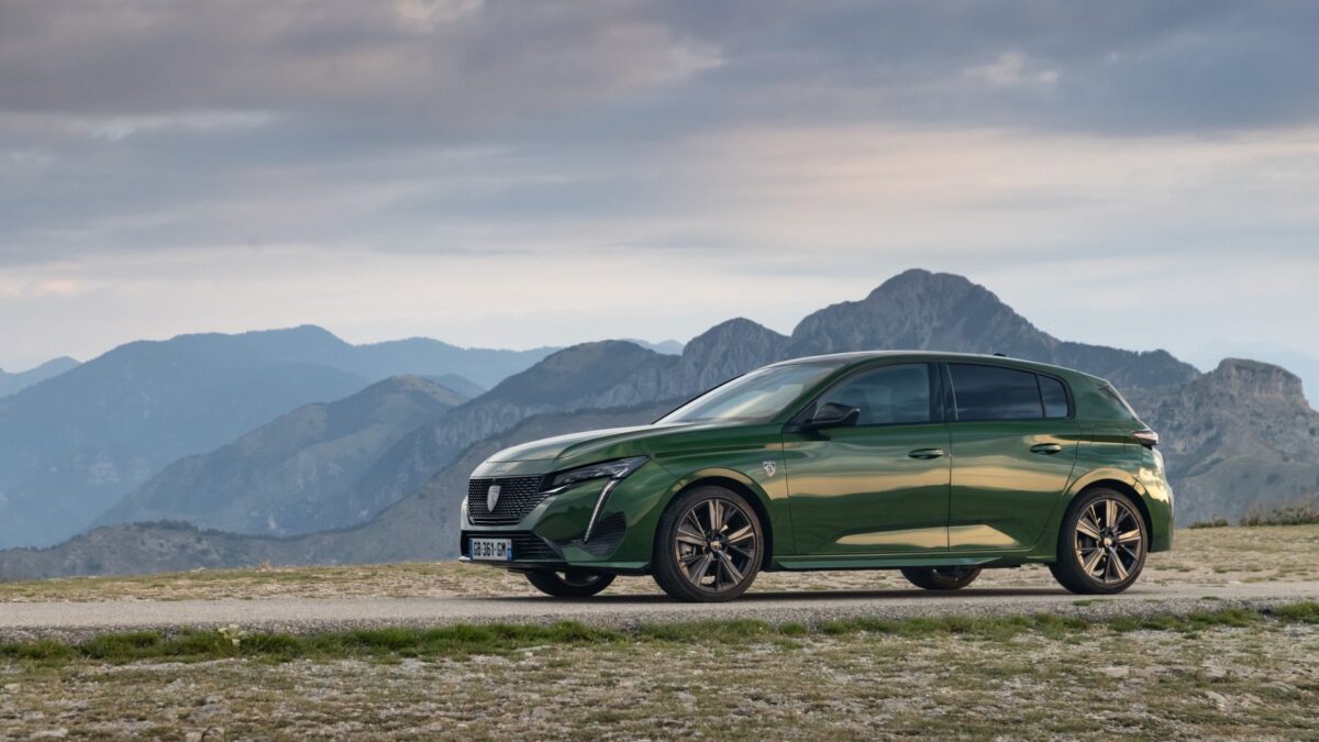 Galleria foto 'Opel Astra vs Peugeot 308, la Sfida delle Berline Compatte!' - foto 1