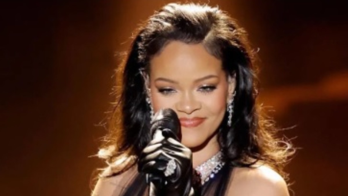 Rihanna, look super esclusivo: la body chain “da pancia” supera il Milione!