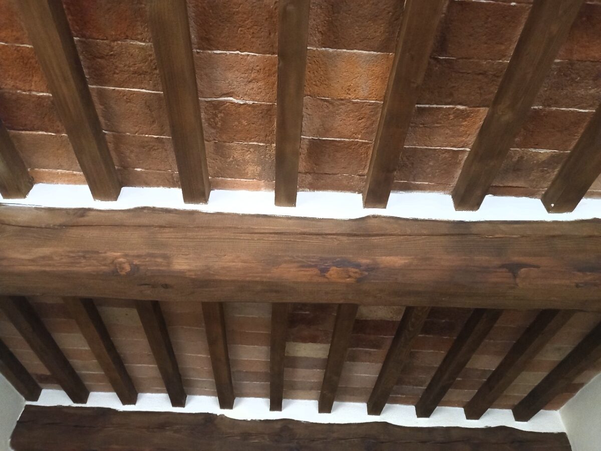 Galleria foto 'Come Restaurare le Travi a Vista del Soffitto di Casa da Soli: Fai da Te in 7 Step!' - foto 3