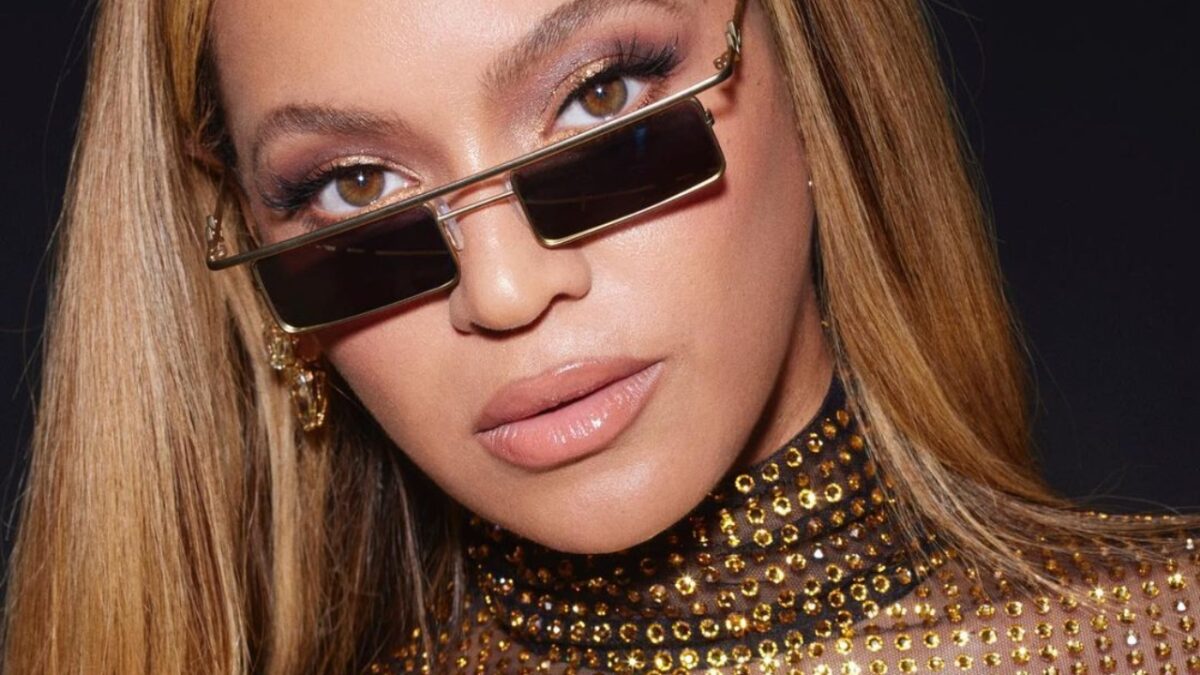 Beyoncé una dea in Dolce&Gabbana: l’abito tempestato di cristalli è vero Lusso!