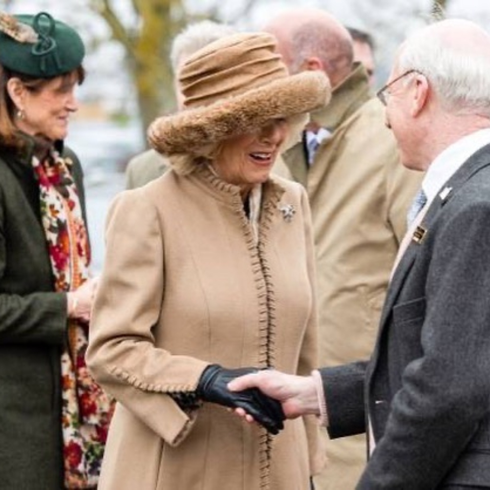 Galleria foto 'Camilla, la Spilla è un omaggio a Elisabetta. Ecco il messaggio nascosto…' - foto 1