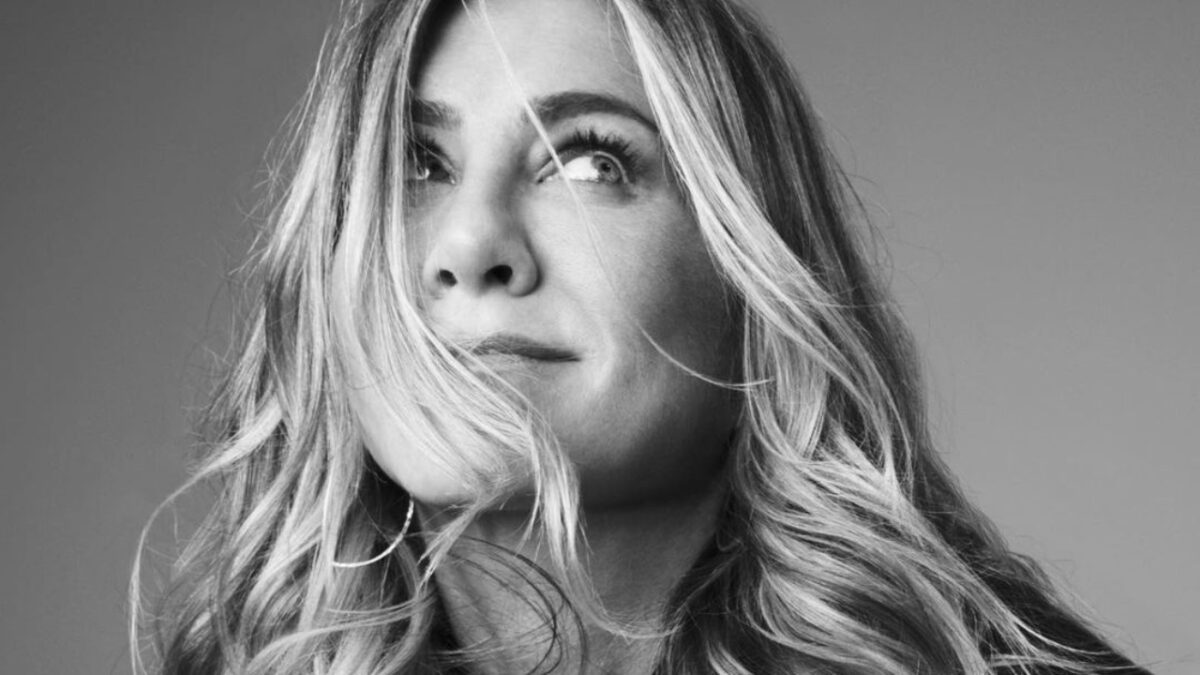 Jennifer Aniston incanta Parigi con un look Total Gold da vera Regina!