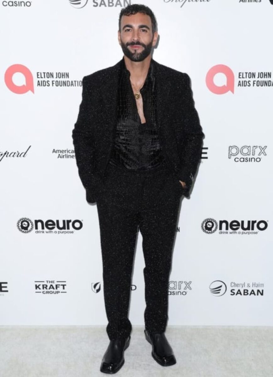 Galleria foto 'Marco Mengoni ospite dell’Oscar Party di Elton John con l’amica Donatella, il total Look Versace è da urlo!' - foto 2
