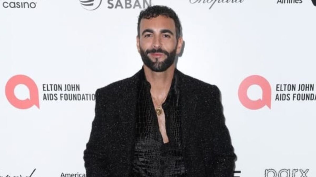 Marco Mengoni ospite dell’Oscar Party di Elton John con l’amica Donatella, il total Look Versace è da urlo!