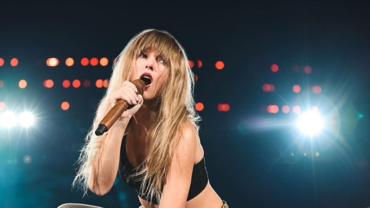 Taylor Swift torna in Concerto con un abito gioiello firmato Roberto Cavalli che è pura Classe!