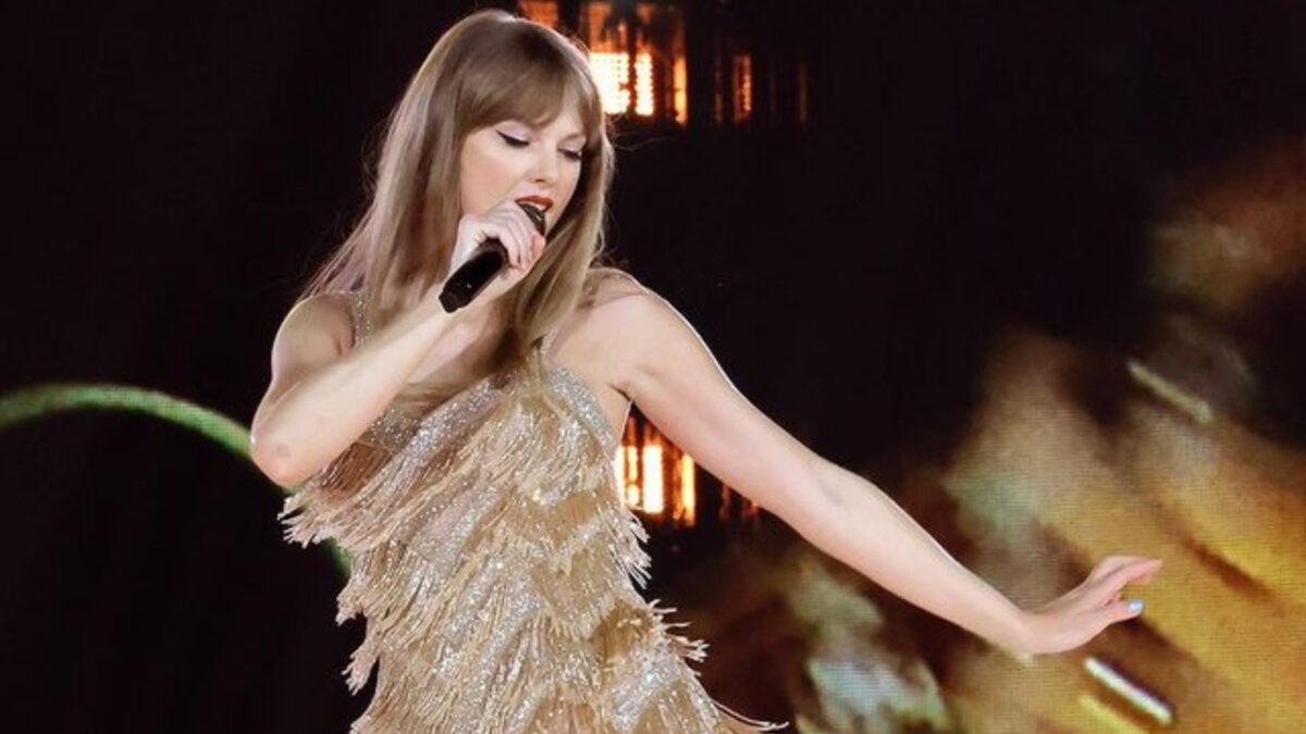 Taylor Swift torna in Concerto con un abito gioiello firmato Roberto Cavalli che è pura Classe!