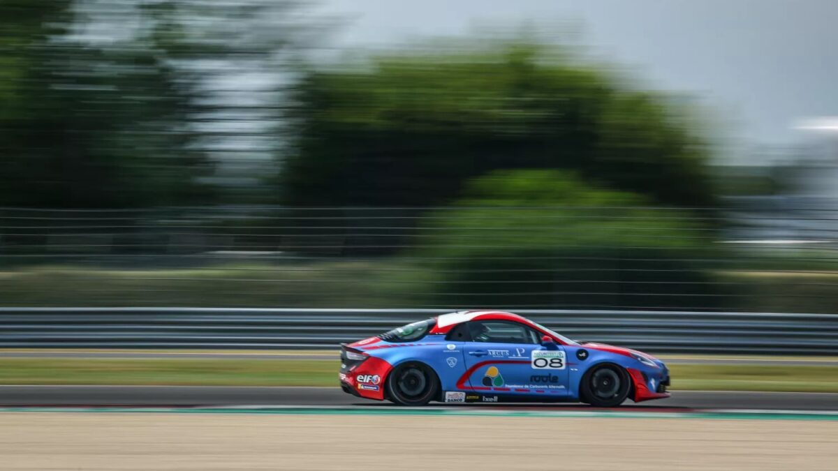 Galleria foto 'Alpine A110 vs Porsche Cayman: Supercar a confronto!' - foto 2