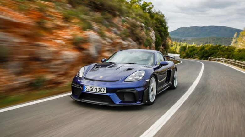 Alpine-A110-vs-Porsche-Cayman-sfida