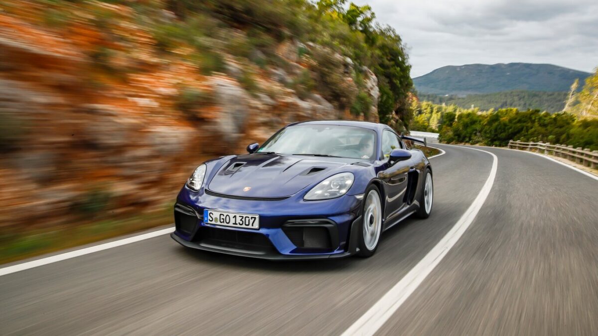 Galleria foto 'Alpine A110 vs Porsche Cayman: Supercar a confronto!' - foto 5