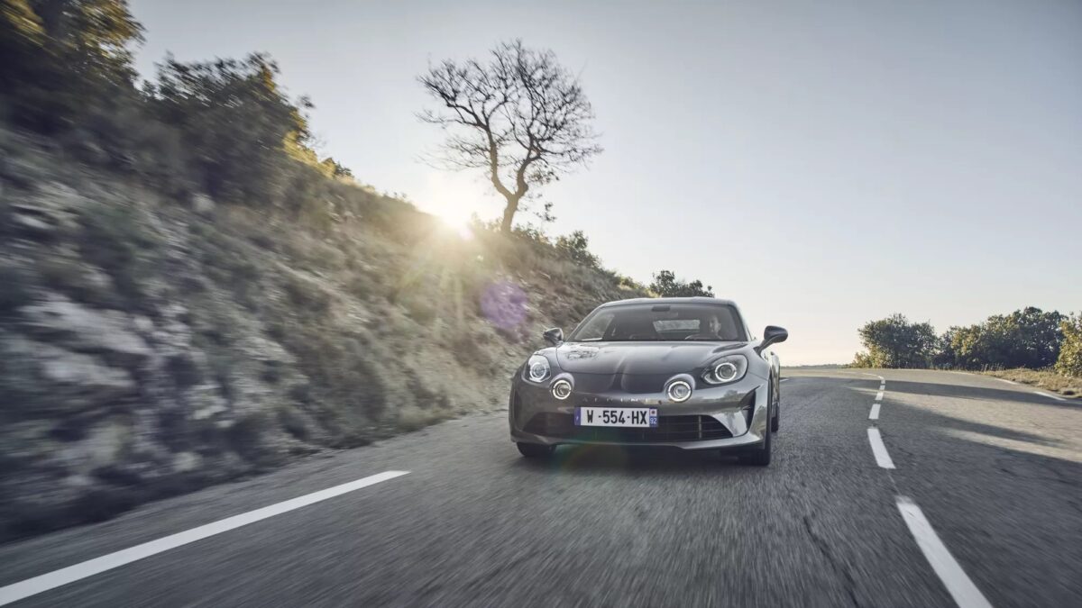 Galleria foto 'Alpine A110 vs Porsche Cayman: Supercar a confronto!' - foto 4