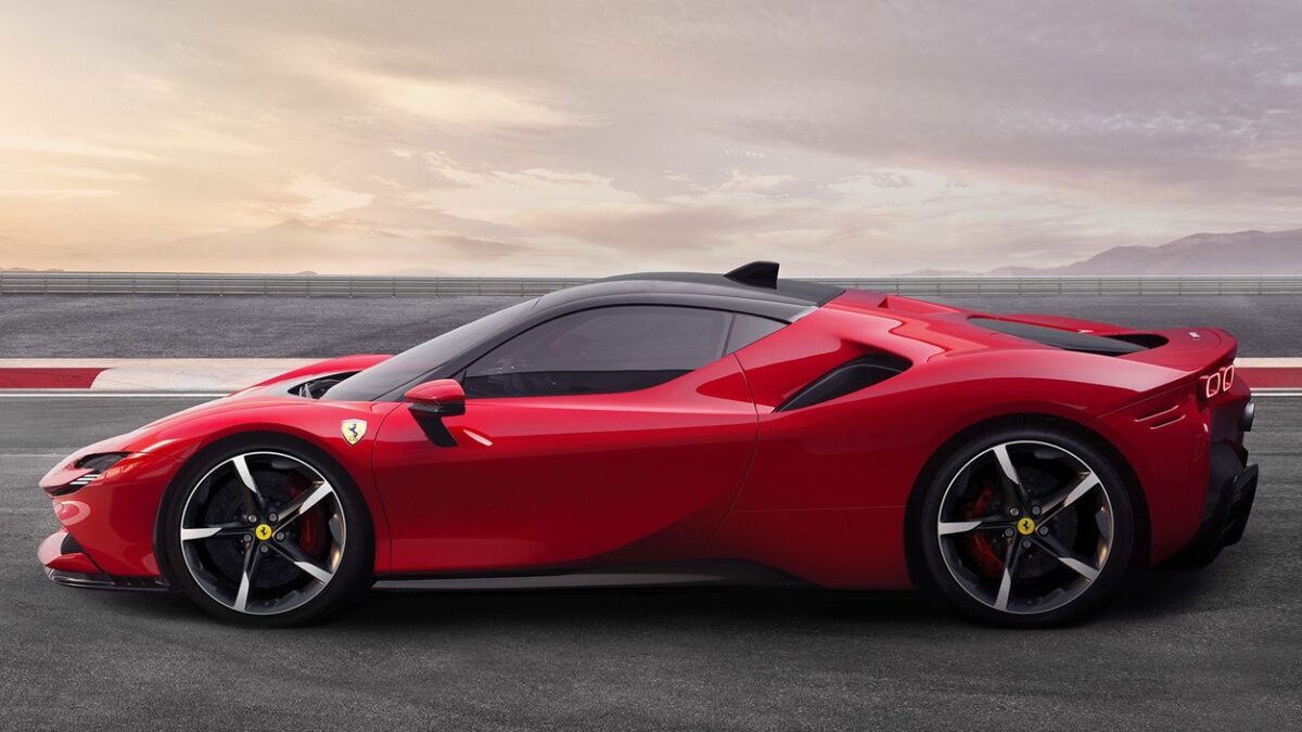 Galleria foto 'Ferrari SF90 Stradale vs Lamborghini Revuelto, la sfida delle Supercar Plug In!' - foto 2