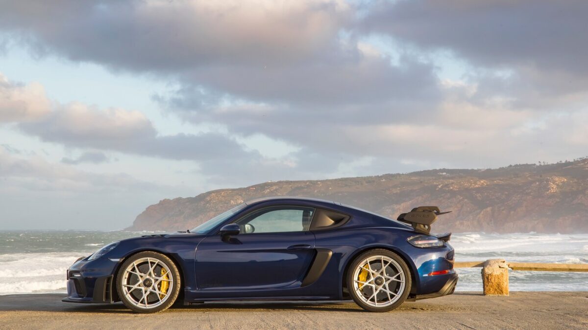 Galleria foto 'Alpine A110 vs Porsche Cayman: Supercar a confronto!' - foto 3