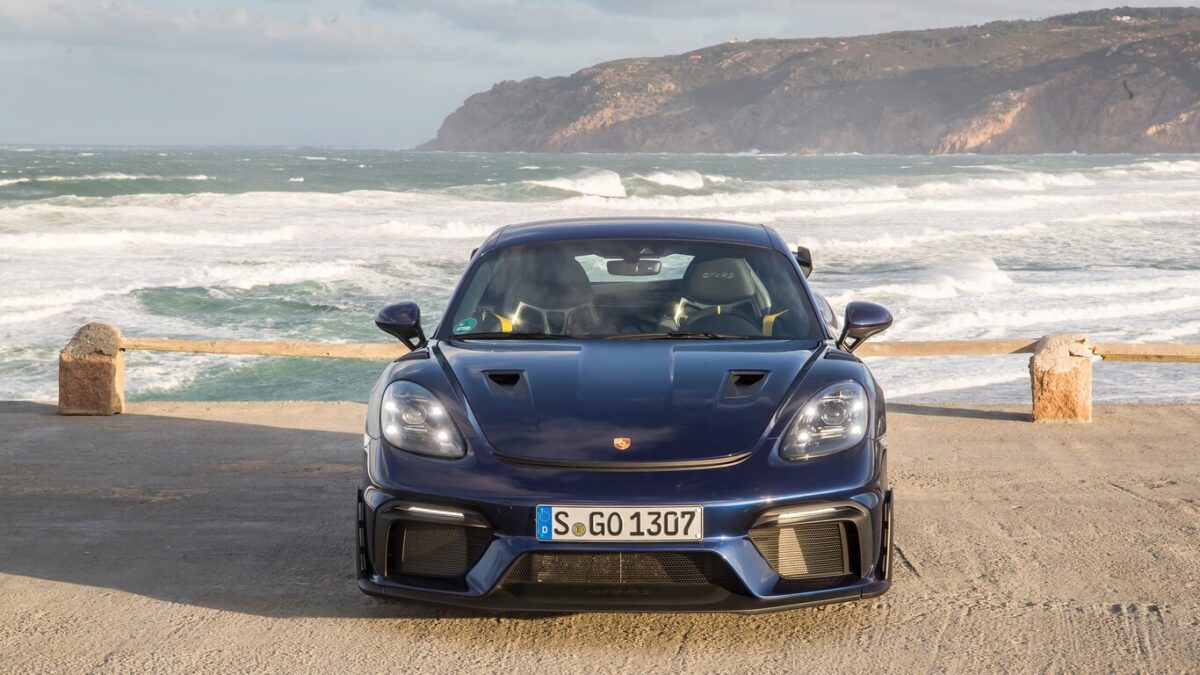 Galleria foto 'Alpine A110 vs Porsche Cayman: Supercar a confronto!' - foto 1