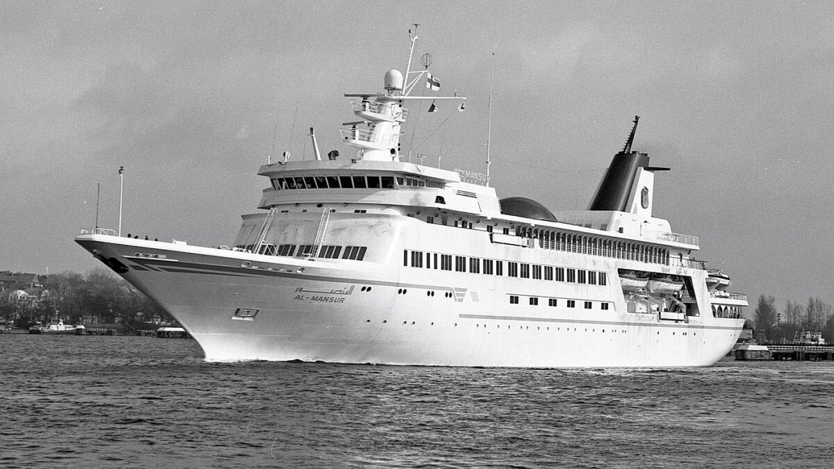 Galleria foto 'Ecco cosa è diventato oggi il relitto del Mega Yacht di Saddam Hussein… da non credere!' - foto 1