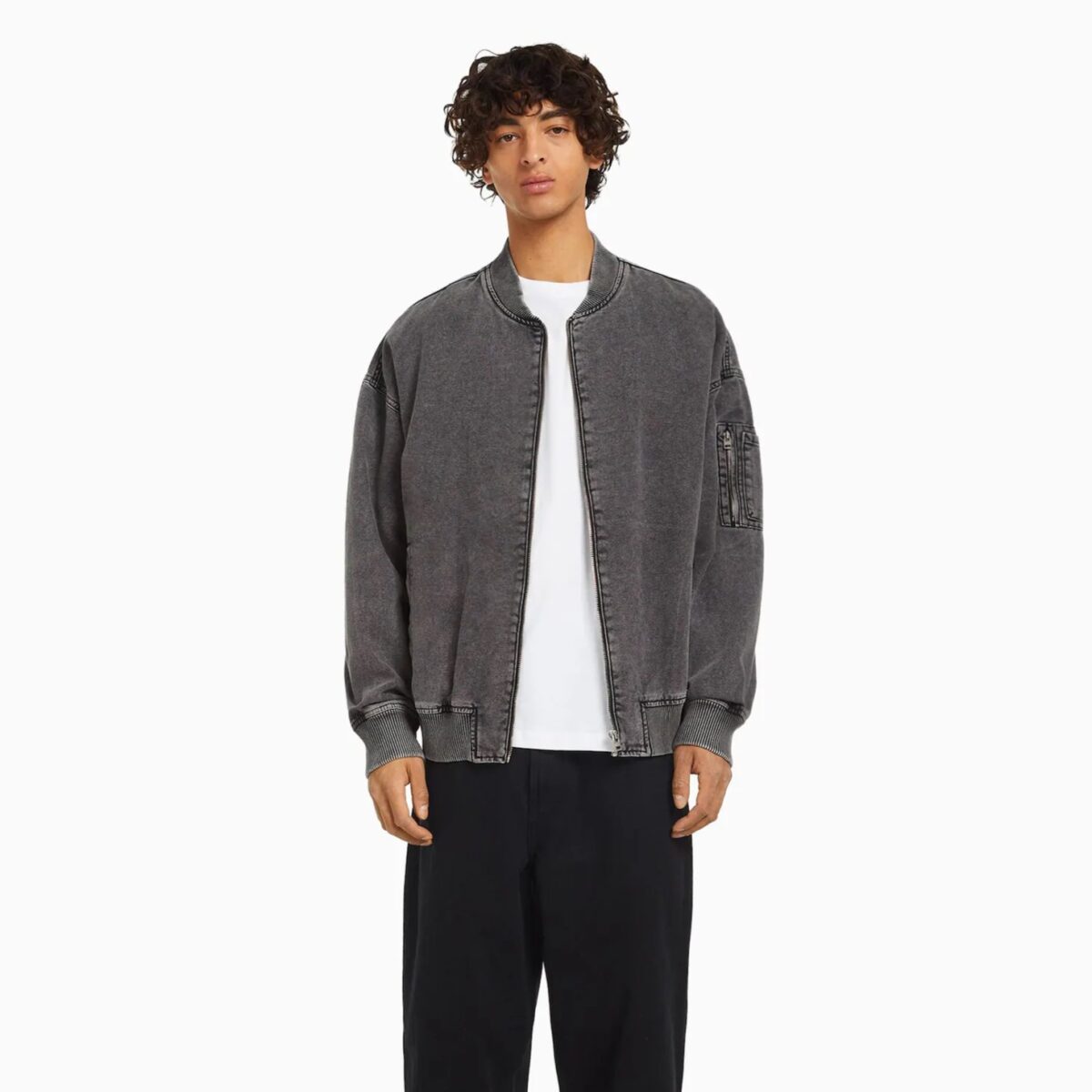 Galleria foto 'Bershka, Sconti fino al 50%: 5 Capi da Uomo in Promo assolutamente da non perdere' - foto 5