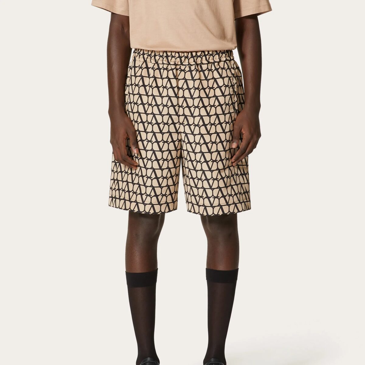 Galleria foto 'Valentino Essentials, 5 Capi da Uomo tra Raffinatezza e Semplicità!' - foto 4