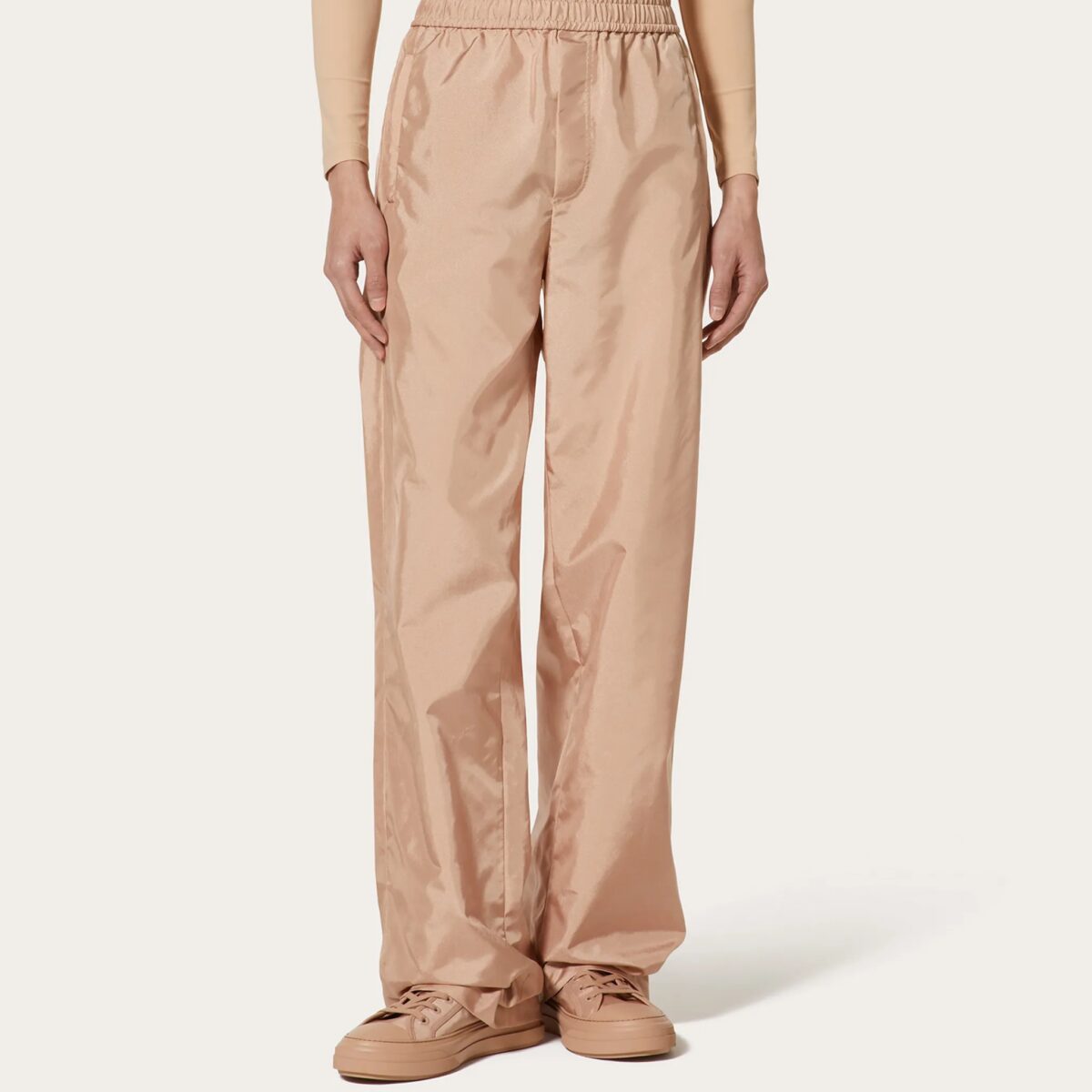 Galleria foto 'Valentino Essentials, 5 Capi da Uomo tra Raffinatezza e Semplicità!' - foto 3