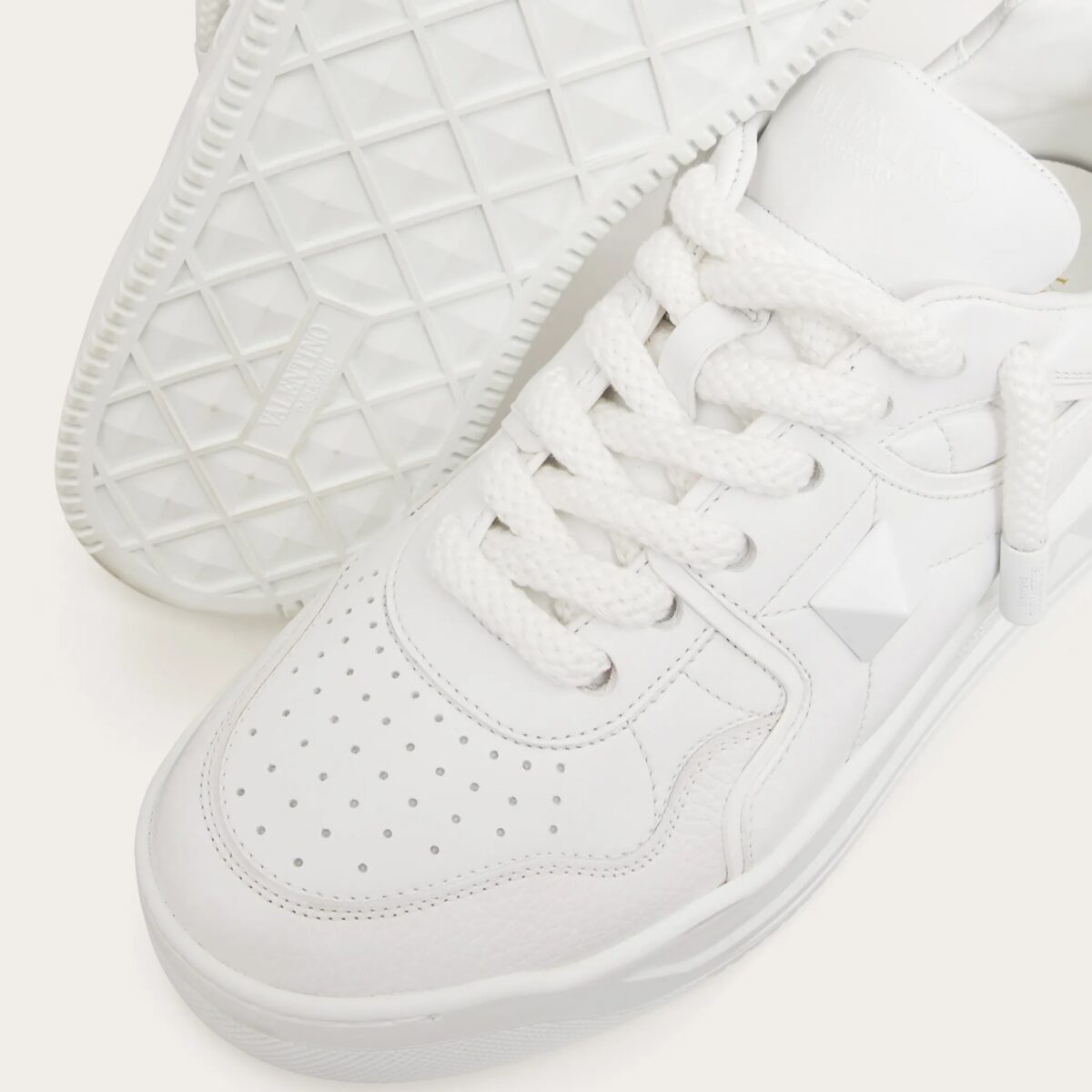 Galleria foto 'Valentino Essentials, 5 Capi da Uomo tra Raffinatezza e Semplicità!' - foto 2