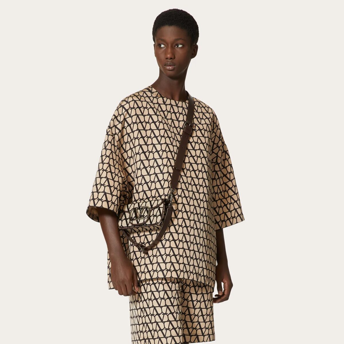 Galleria foto 'Valentino Essentials, 5 Capi da Uomo tra Raffinatezza e Semplicità!' - foto 6