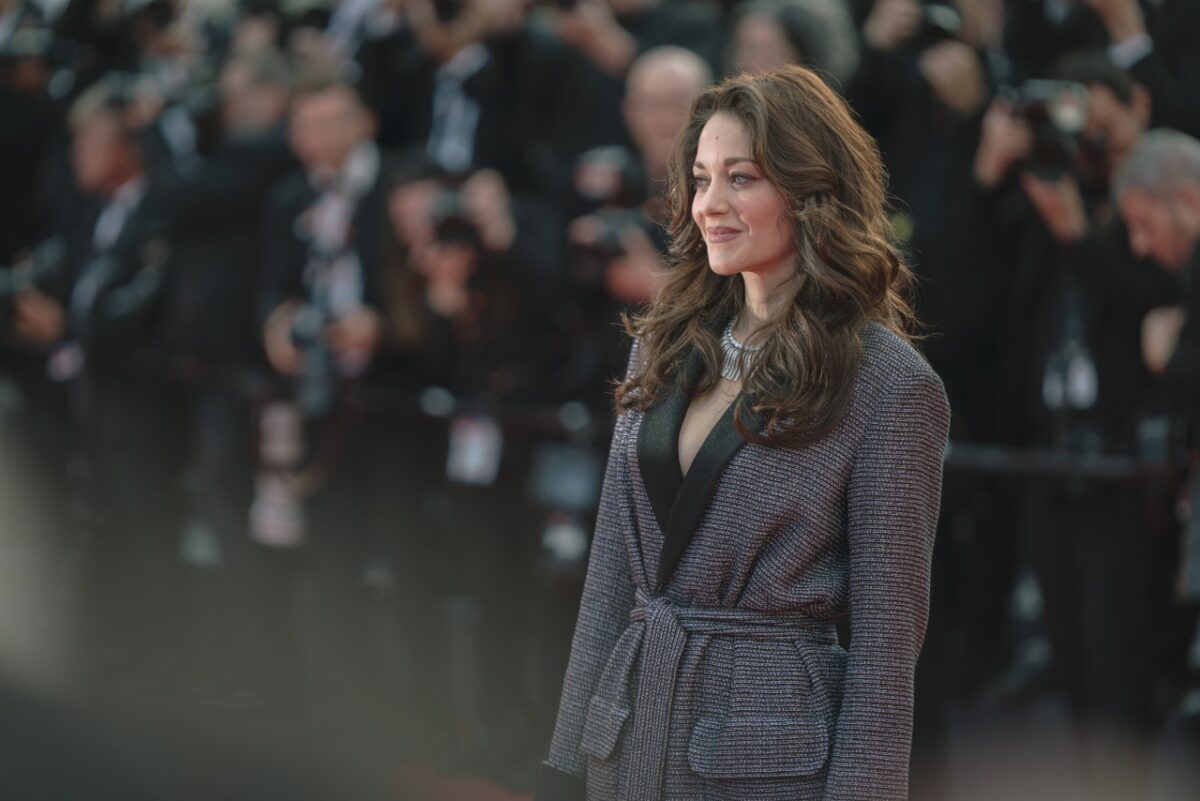 Galleria foto 'Festival di Cannes 2023, l’abito giacca di Marion Cotillard sfida i dress code e fa Tendenza!' - foto 1