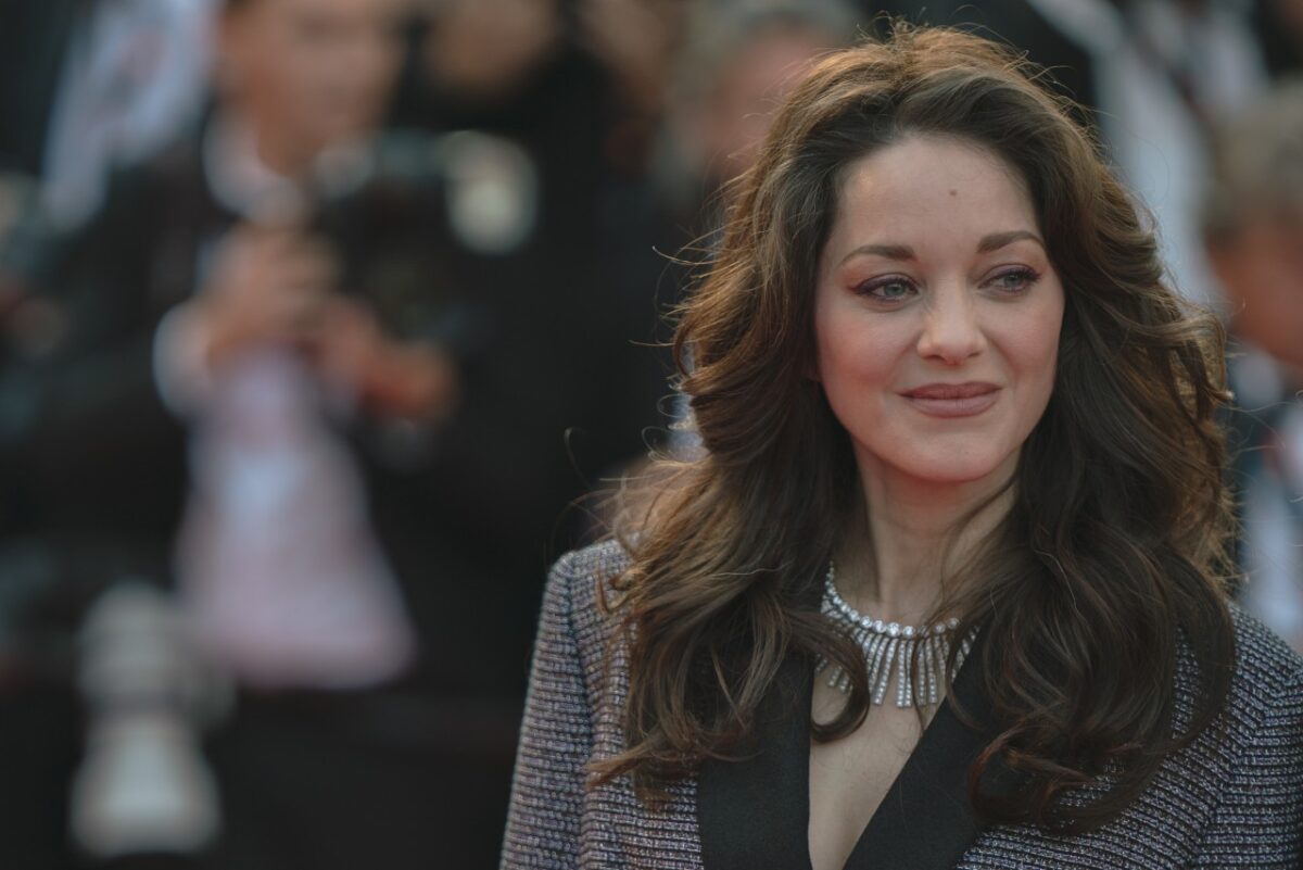 Galleria foto 'Festival di Cannes 2023, l’abito giacca di Marion Cotillard sfida i dress code e fa Tendenza!' - foto 2