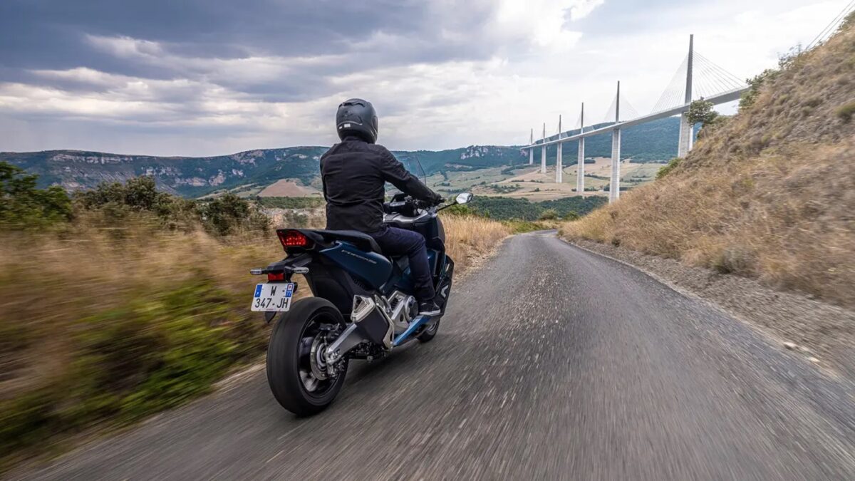 Galleria foto 'Maxi Scooter in Sfida, Yamaha T-Max 560 vs Honda Forza 750. Ecco chi vince…' - foto 1