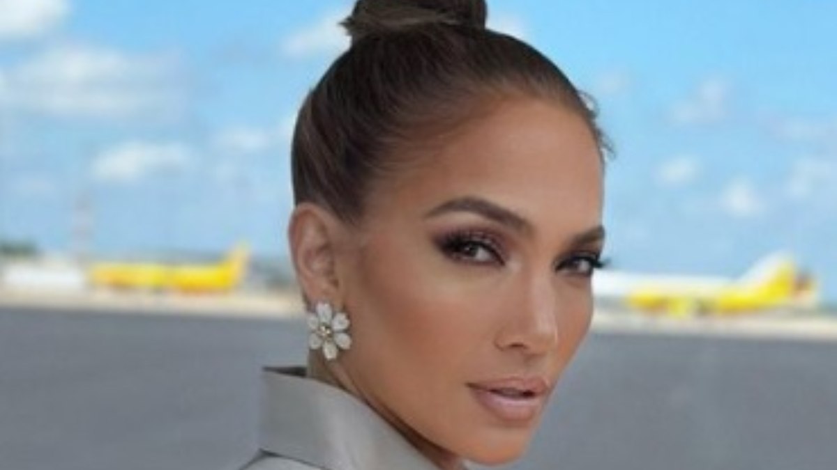 Met Gala 2023, Jennifer Lopez diva senza tempo con l’Esclusivo abito cut-out griffatissimo!