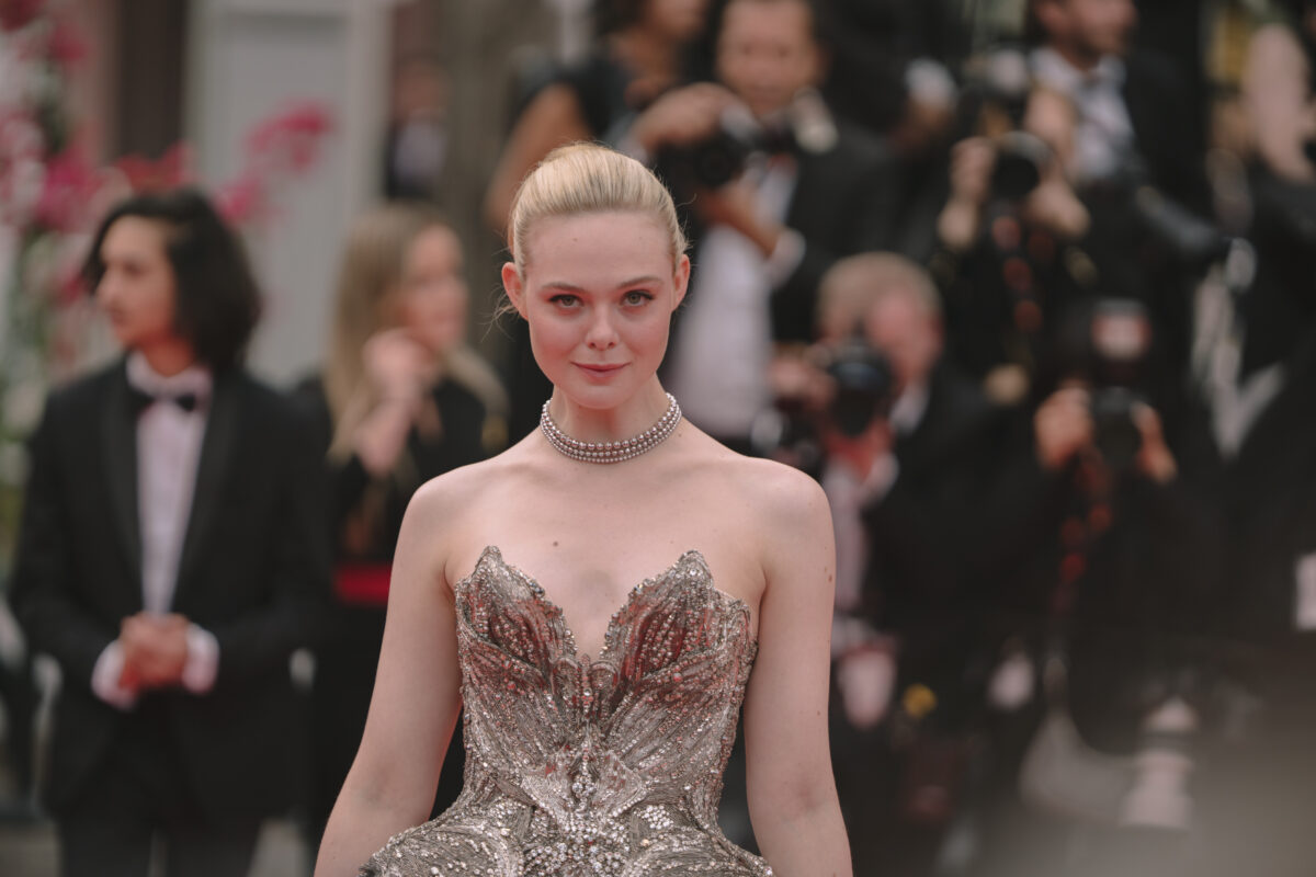Galleria foto 'Festival di Cannes 2023, Elle Fanning eterea nell’abito di tulle e cristalli firmato Alexander McQueen' - foto 3