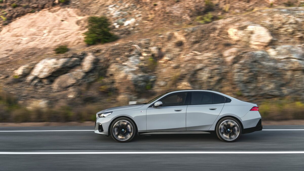 Galleria foto 'Mercedes Classe E vs BMW Serie 5, la Sfida tra le Berline di Lusso!' - foto 1