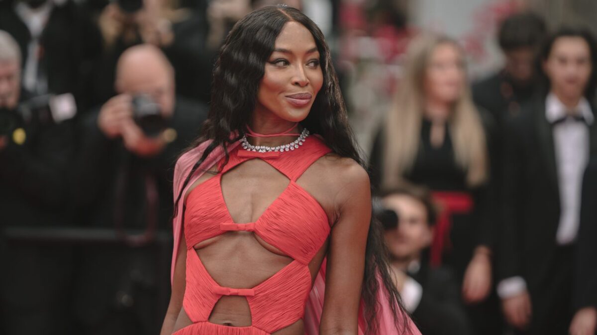 Naomi Campbell sensualissima sul Red Carpet di Cannes: l’abito Valentino è pura femminilità