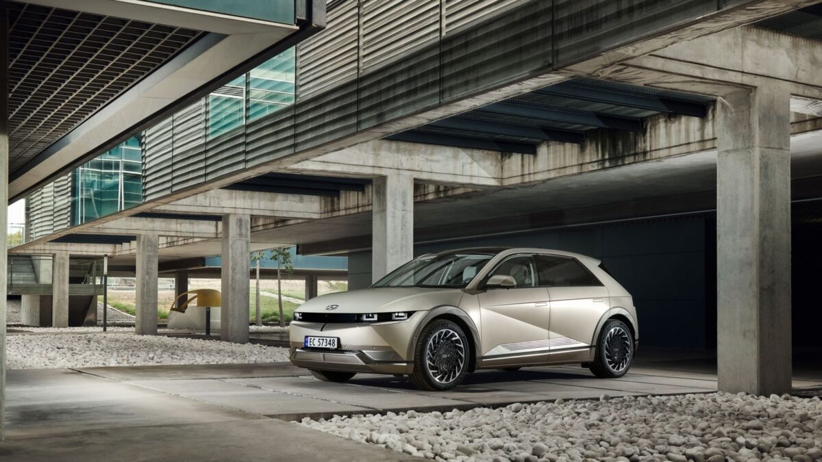 Galleria foto 'Nissan Ariya vs Hyundai Ioniq 5, la Sfida dei Crossover EV!' - foto 3